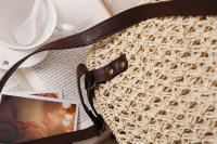 Mochila de Viaje para Mujer en Punto de Crochet con Diseño Boho Estilo Hueco Alhombrado para Hombro y Espalda Ideal para Playa y Verano - details 32