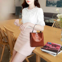 Bolso de Mano de PU con Patrón de Cocodrilo para Mujeres Bolso de Hombro de Estilo Retro Tamaño de Botella de Agua Bolso de Mensajero Casual - details 8
