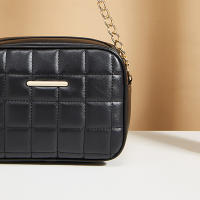 Bolso de hombro de cuero PU para mujer, con borla bandolera acolchada, a cuadros, color negro - details 5