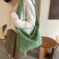 Bolso de mano de invierno para mujer, bolsos de gran capacidad, bolsos de hombro informales, bolso cruzado de pana de tendencia para mujer - details 18