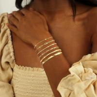 Pulseras de oro para mujer, conjunto de joyería chapada en oro de 14 quilates resistente al agua para mujer, cadena de clip de eslabón cubano apilable fina y moderna - details 2
