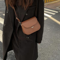 Bolso cruzado de cuero PU para mujer, cartera pequeña de diseñador, semicircular, estilo Retro, a la moda - details 15