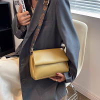 Bolso pequeño Boston de cuero PU para mujer, bandolera de diseñador de moda, bolso de hombro con almohada de viaje informal - details 19