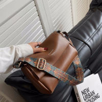 Bolso pequeño Boston de cuero PU para mujer, bandolera de diseñador de moda, bolso de hombro con almohada de viaje informal - details 27