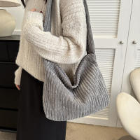 Bolso de mano de invierno para mujer, bolsos de gran capacidad, bolsos de hombro informales, bolso cruzado de pana de tendencia para mujer - details 21