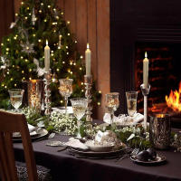 6 velas cónicas LED sin llama con control remoto, candelabros falsos de marfil de 6,1 pulgadas, vela de ventana sin goteo con pilas con llama parpadeante 3D para chimenea Navidad Halloween - details 9