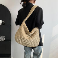 Bolso de hombro de nailon Vintage para mujer, bandolera informal impermeable, bolso Hobo acolchado de gran capacidad - details 3