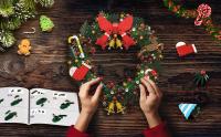 Holiday Christmas Wreath Building Blocks kit Eucalyptus Wreath Decorated House Model for Xmas, Toys Gift for 8+ Kids Adults - details 0