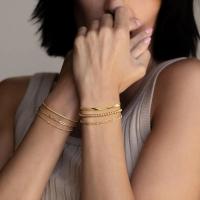 Pulseras de oro para mujer, conjunto de joyería chapada en oro de 14 quilates resistente al agua para mujer, cadena de clip de eslabón cubano apilable fina y moderna - details 4