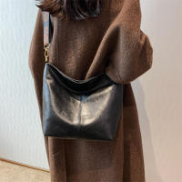 Bolso de hombro de cuero PU para mujer, bolsa de mano de gran capacidad, de lujo, Simple, de Color sólido, informal, de viaje, para compras - details 12
