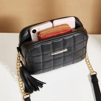 Bolso de hombro de cuero PU para mujer, con borla bandolera acolchada, a cuadros, color negro - details 4