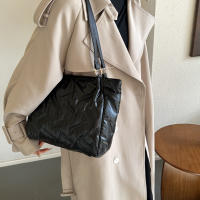 Bolsos de mano acolchados de gran capacidad para mujer, bolsos de hombro acolchados de algodón de plumón, bolsos de axilas de moda para niñas, bolsos hinchados de invierno - details 10