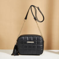 Bolso de hombro de cuero PU para mujer, con borla bandolera acolchada, a cuadros, color negro - details 3
