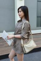 Bolso De Hombro Para Mujer En Cuero Genuino Negro Diseñador Lujo Con Correa Ancha De Cuero Calfornia Bolso De Cojín Gris Eboni Gris - details 12