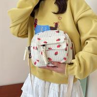 Bolso De Hombro Hermoso Con Patrón De Grama Y Pista De Fresas Bolso Bandolera Casual Para Mujer Maletín De Maquillaje Estudiante Con Múltiples Bolsillos - details 1