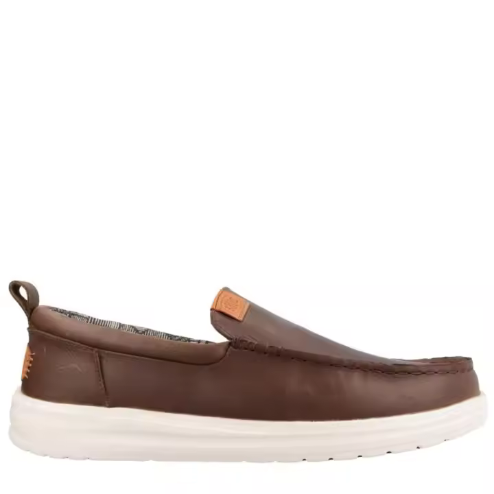 Cómoda  Mocasín hombre WALLY GRIP MOC CRAFT LEATHER de HEY DUDE piel marrón reciclada suave y resistente al agua. Plantilla ergonómica extraíble. Suela antideslizante Altura 2,5 CM Referencia - 1