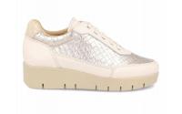 Zapato Sport de Piel con Grabado Metalizado -3060 Eleva tu estilo diario sin renunciar a la comodidad con estas zapatillas de la firma española Digo Digo. Este modelo destaca por su sofisticada combinación de texturas y su acabado metalizado, convirtiéndo - details 0