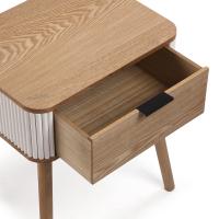 VERSA - Mesita de noche en madera color natural y extremos en color blanco ondulados , con un cajón y unas medidas de 43x33x51 cm   das de - details 3
