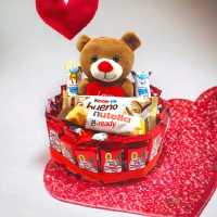 Tarta de Chocolate Kit Kat + Osito LOVE - Regalo Ideal para San Valentin. Kinder Bueno, Kinder Chocolate, Nutella, Happy Hippo - Tarta de 20 cms [IAMI] - details 0