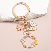 Llavero De Enamel Lindo Con Mariposa Y Flor De Sakura Llavero De Jardín Para Amigas Y Mujeres Regalo De Amistad Joyería Hecha a Mano - details 1