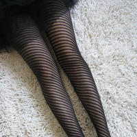 Pantalones De Tela Con Patrón Espiral Moda Elegante En Blanco Y Negro Talla Fina Look Bodycon Calcetines De Red Transparentes - details 3