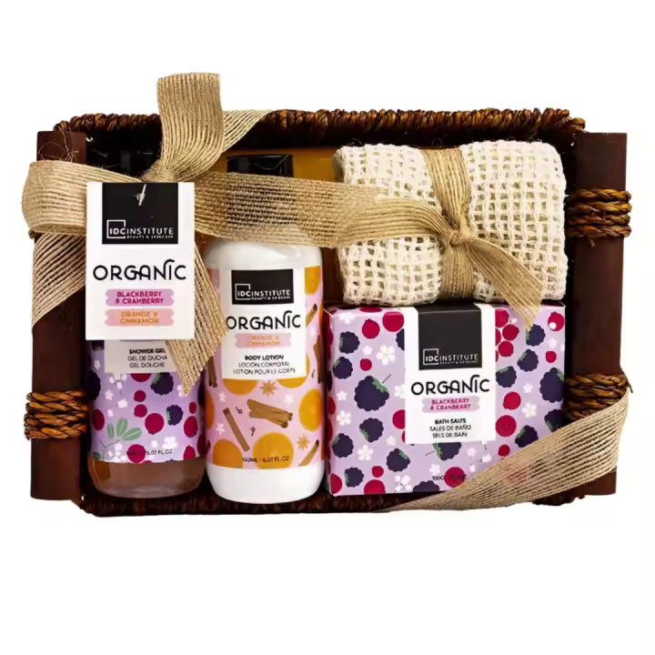 Set Organic IDC Institute – Cesta de Regalo Navideño 4 Piezas: Gel de Ducha, Loción Corporal, Sales de Baño y Toalla de Sisal con Aromas de Naranja, Canela, Mora y Arándano - 1