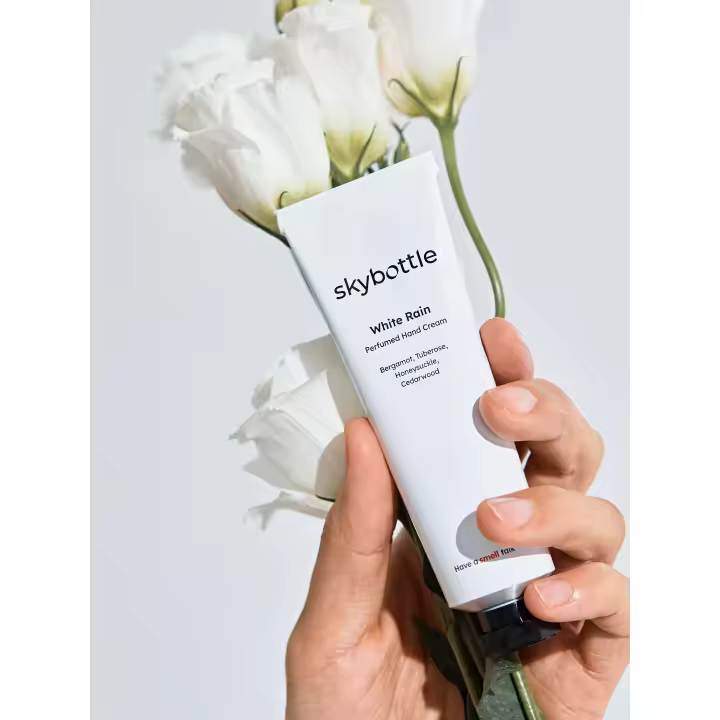 Skybottle WHITE RAIN PERFUMED HAND CREAM Disfruta de la agradable fragancia de White Rain, una lujosa crema de manos perfumada.50 ml - 1