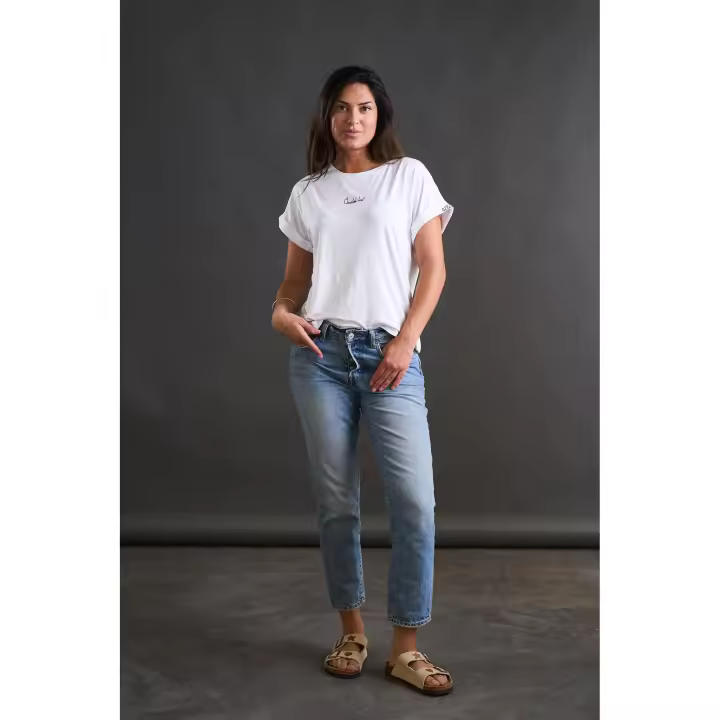Camiseta básica blanca "actitud +" de Anabel Lee. Camiseta básica con mucha caída, de viscosa, con detalles bordados - 1