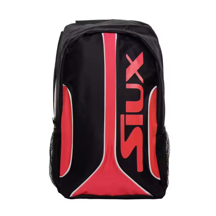 MOCHILA SIUX FUSION NEGRO ROJO, está fabricada en tela de poliéster, es de fácil limpieza y resistente al peso y a diferentes temperaturas. Esto permite que se puedan conservar bien las palas de pádel y los demás accesorios. - 1