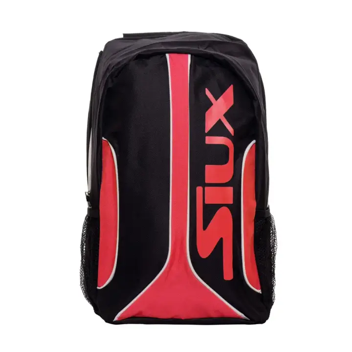 MOCHILA SIUX FUSION NEGRO ROJO, está fabricada en tela de poliéster, es de fácil limpieza y resistente al peso y a diferentes temperaturas. Esto permite que se puedan conservar bien las palas de pádel y los demás accesorios. - 1