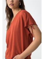 Camiseta Pepita Cazuela de  Tiffosi. La Camiseta Pepita Cazuela de Tiffosi es una prenda versátil y cómoda.Ideal para crear looks casuales o más arreglados según la ocasión. - details 2
