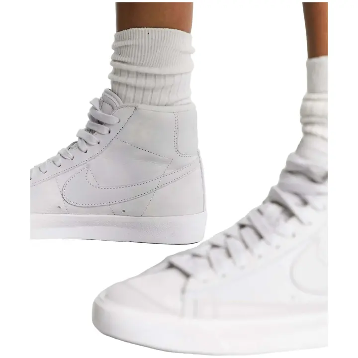 marca Nike modelo Dq7572-001 para mujer en color gris - 1