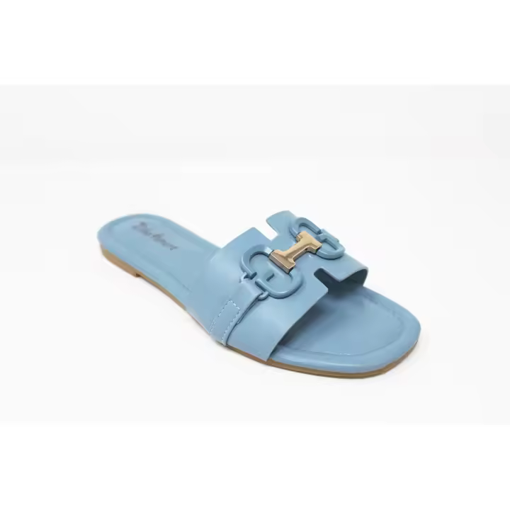 Chancla Elegante de Verano Azul Cielo con Emblema Dorado Decorativo, de NIKO AMORE - 1