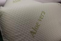 Almohada  viscoelástica 75 cm de largo  con relleno 100% adaptable,  con funda de aloe vera que se puede quitar y lavar, ergonómica, se ajusta bien al cuello y la cabeza, y tiene un tratamiento que ayuda a prevenir bacterias. - details 0