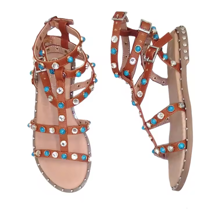 EXE_SANDALIA PLANA COLOR CUERO CON TACHAS Y PIEDRAS AZUL TURQUESA - 1