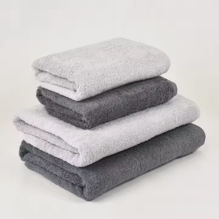CASTMA GARANTIA DE ALTA CALIDAD - Juego de 4 Toallas de Algodón Peinado 100% de 600grs/m2 para Lavabo y Ducha en color gris plata y gris antracita - 1