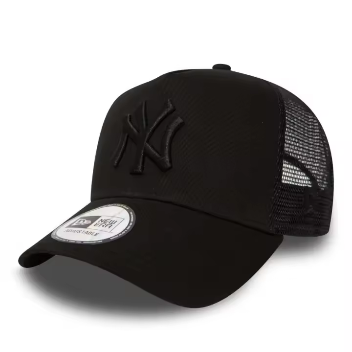 NEW YORK YANKEES BLKBLK de New Era. Gorra New Era con diseño ajustable y transpirable. Ideal para complementar tu estilo y protegerte del sol con un look urbano. - 1