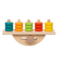 Juego Jocca apilable de 3 niveles y 5 columnas con la base en forma de balancín compuesto por 16 piezas de madera maciza con certificado FSC que comprenden un reto de aprendizaje para el infante mayor de 12 meses - details 1