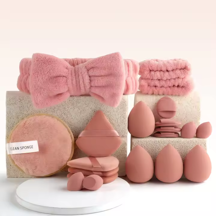 MOV Set de 44 brochas de maquillaje Kines color beige en una bolsa de almacenamiento portátil de gran capacidad, ideal para guardar artículos de aseo personal durante los viajes. - 1
