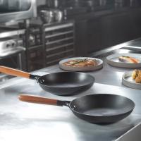 Sartenes de hierro (Pack 2) - Hechas de hierro y bajo carbono antiadherentes - Sartenes para chefs profesionales - Apta para todo tipo de cocinas - 24 y 26 cm - Mango madera de cedro - - details 0