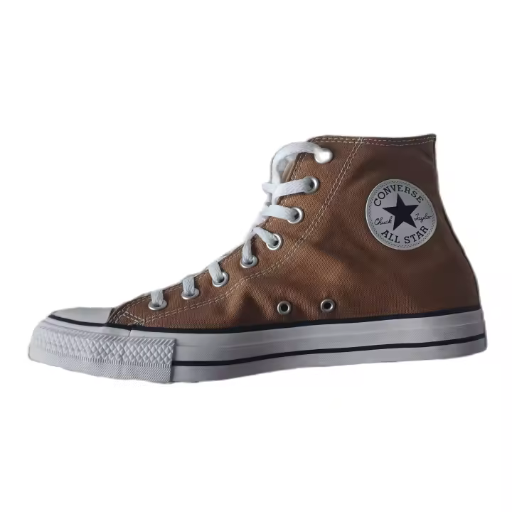 Botin Converse Hombre Lona marrón; modelo Chuck Taylor All Star; Referencia A00786C; Modelo Icónico de Converse en marrón; Cierre de cordones con los clásicos ojales metálicos para un excelente paso de cordón y su característica punta de goma. 952011 - 1