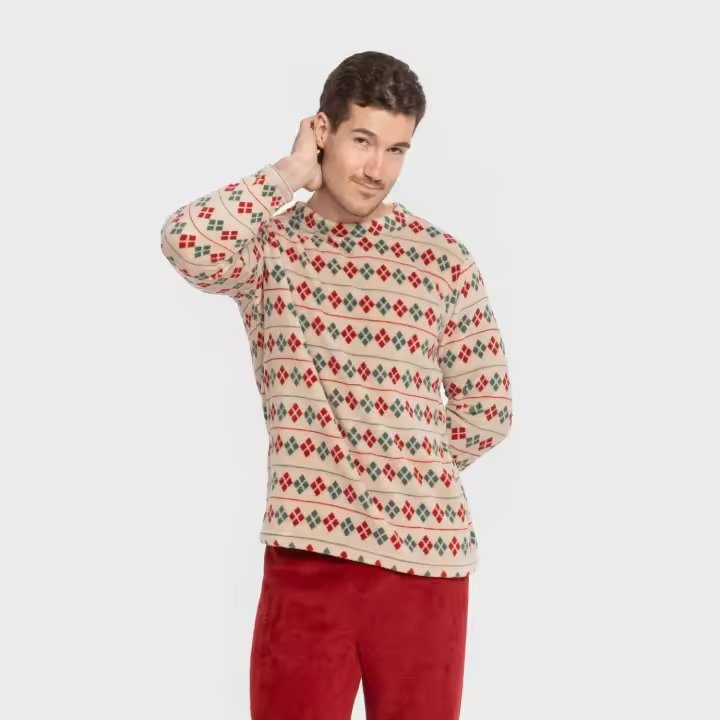 Pijama de hombre caliente invierno Casimira Burdeos: Conjunto de microfibra coral extra suave con camiseta estampada rombos y rayas en tonos verdes y rojos, pantalón liso burdeos, ideal para dormir o - 1