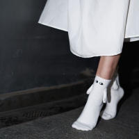 Calcetines Creativos Y Moda Con Imagen De Mano En Blanco Y Negro Talla Media Para Parejas Calcetines Magnéticos Divertidos - details 0