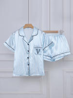 Conjunto De Pijama De Satén Casual Para Mujer Con Estampado Rayado Y Bordado De Letras Con Bolsillo Manga Corta Y Shorts Cuello En V Y Detalles De Botones - details 6