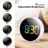 Reloj despertador digital, despertador con pantalla LED colorida para Mesita de Noche, reloj digital con batería o USB con función de repetición, brillo de 4 niveles, para personas que se pueden ver profundamente - details 1