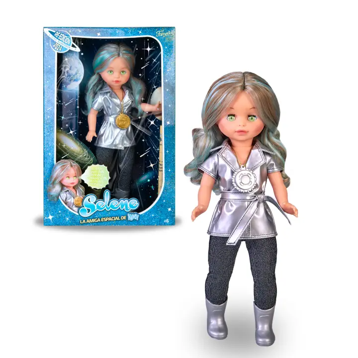 Nancy Colección Selene, Reedición de 1981 con Trench Metalizado, Pantalón Negro y Botas Plateadas, Coloca el Medallón y sus Ojos se Iluminan, Hecho a Mano en España, Famosa (NAL10000) - 1