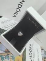 Pandora Charm con diseño de Corazón with La Palabra hermaná Grabado, Con circonitas, 791946PCZ, Viene con embalaje original. - details 0