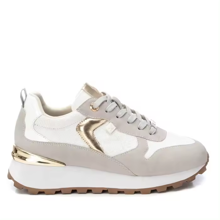 142961 Xti Zapatilla de mujer, de la marca Xti. Fabricada en un material que imita la piel. Cordones ajustables. Detalles metalizados. Suela de goma antideslizante.TI - 1