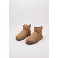 UGG CLASSIC MINI II Bota Esquimal Mujer Cuero - details 0