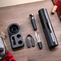 Sacacorchos Eléctrico a Pilas con Base y 4 Accesorios – Corta cápsulas, Tapón de Silicona, Aireador de Vino y Base Organizador – Regalo Elegante para Amantes del Vino - details 1